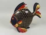 figurine de poisson noir et or avec accents rouges et or