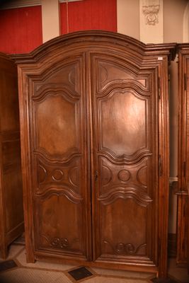 Armoire parisienne en noyer mouluré et sculpté, ouvrant par …