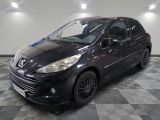 la photo d'une petite voiture noire garée dans un garage