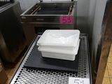 un récipient en plastique posé sur une table dans une cuisine