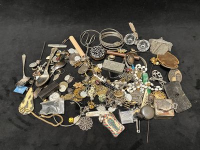 un tas de bijoux variés posés sur une surface noire