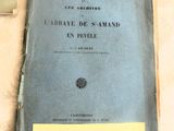 un livre sur lequel est collé un autocollant jaune, posé sur une table