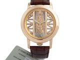 une montre-bracelet en or avec un bracelet en cuir marron