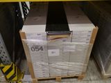 une pile de boîtes empilées les unes sur les autres