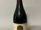 une vieille bouteille de vin posée sur une table