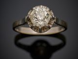 une vieille bague en diamant de taille classique, ornée d'une seule pierre au centre