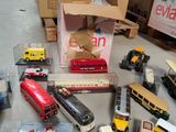 de nombreux types différents de petits trains et de petits bus éparpillés par terre