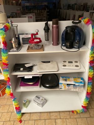 une étagère sur laquelle se trouvent plusieurs objets
