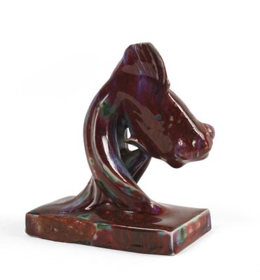 sculpture représentant une tête de cheval sur un socle en marbre, sur fond blanc
