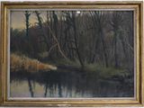 une peinture à l'huile représentant une rivière dans une zone boisée, avec des arbres en arrière-plan