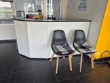 deux chaises placées devant un comptoir