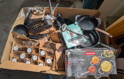 241 / 1 palette de 125 kg contenant : verre, poêle, ve…