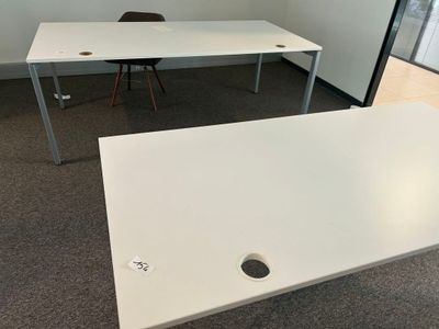 un bureau blanc avec un trou au milieu