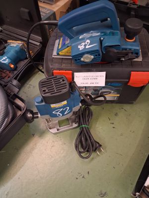 une photo d'une boîte à outils contenant une ponceuse filaire et d'autres outils