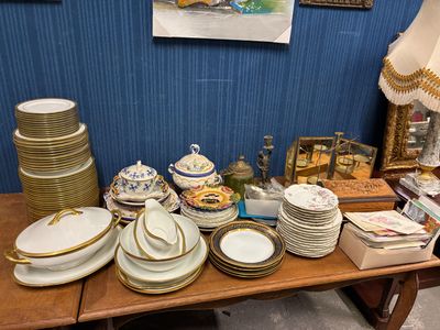 une table sur laquelle se trouvent beaucoup d'assiettes et de bols