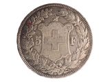 un gros plan d'une pièce d'argent sur laquelle figure un blason