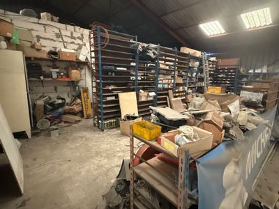 une pièce remplie de nombreuses boîtes et d'autres objets