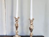 deux bougies posées sur une table