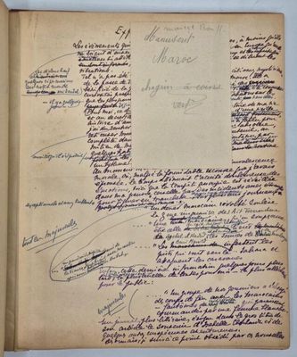 un livre ouvert, sur lequel figurent des notes manuscrites, posé sur une table