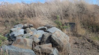 un tas de pierres sur le flanc d'une colline