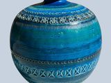 un vase bleu posé sur une table