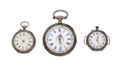 trois horloges posées les unes à côté des autres sur une surface blanche