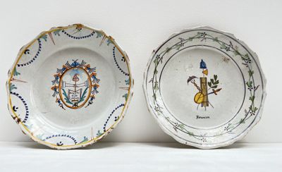 deux assiettes à motifs posées sur une surface blanche