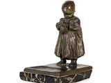 statue en bronze d'une petite fille tenant un chat, posée sur un socle en marbre