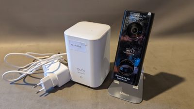 un smartphone et un chargeur posés l'un à côté de l'autre