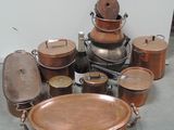 beaucoup de casseroles et poêles en cuivre posées par terre