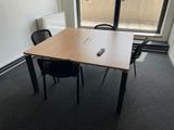 une table sur laquelle se trouve une télécommande, dans une pièce