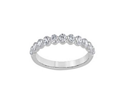 une alliance en or blanc sertie d'une rangée de diamants