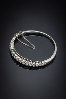un bracelet rigide en or blanc et diamants