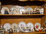 une étagère en bois sur laquelle sont disposées de nombreuses assiettes de différents types