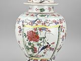 une image représentant un vase orné d'un oiseau et de fleurs