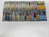 beaucoup de cartes à collectionner Pokémon sur la table