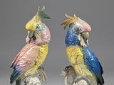 deux figurines représentant des perroquets perchés sur une branche d'arbre