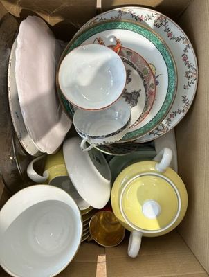 une boîte remplie de tasses à thé et de soucoupes