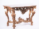 une table dont le plateau est en marbre