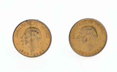 Paire de boutons de manchettes figurant Nehru en métal. Usur…