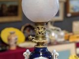 une lampe posée sur une table dans une pièce