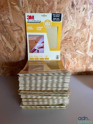 une pile de feuilles de papier de verre de 3 m posée sur une table