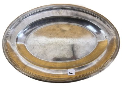 une image représentant une assiette en argent bordée d'or sur fond blanc