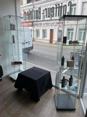 une vitrine en verre dans le coin d'une pièce