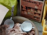 un bol de nourriture posé sur une table