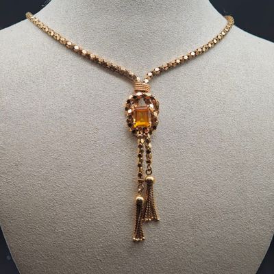 gros plan d'un collier sur un mannequin mannequin mannequin mannequin mannequin mannequin mannequin mannequin mannequin