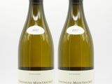 deux bouteilles de vin posées l'une à côté de l'autre sur une surface blanche