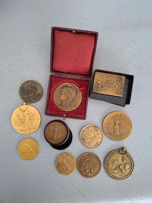 beaucoup de pièces d'or et d'argent posées sur une table