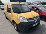 une camionnette jaune et noire garée sur un parking à côté d'autres voitures