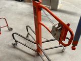 une photo d'une grande machine orange dans un entrepôt